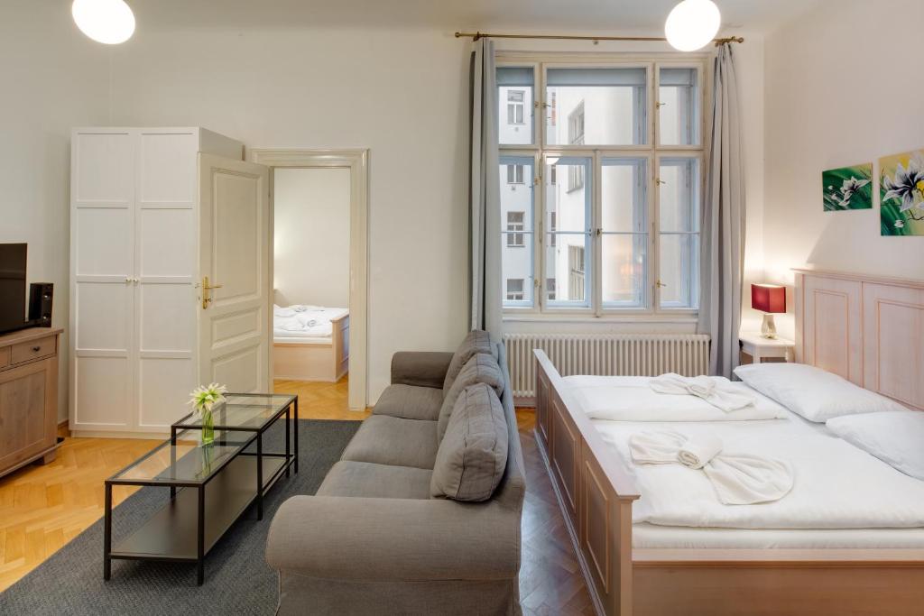 un soggiorno con letto e divano di Charles Bridge Premium Residence a Praga