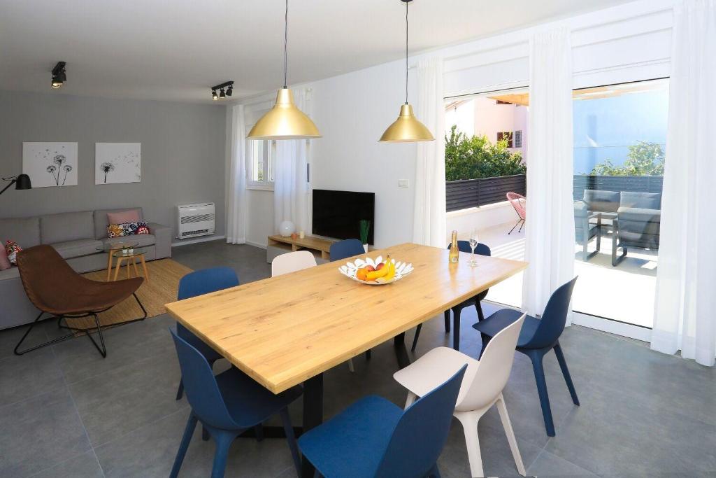 Televízia a/alebo spoločenská miestnosť v ubytovaní House Kreso