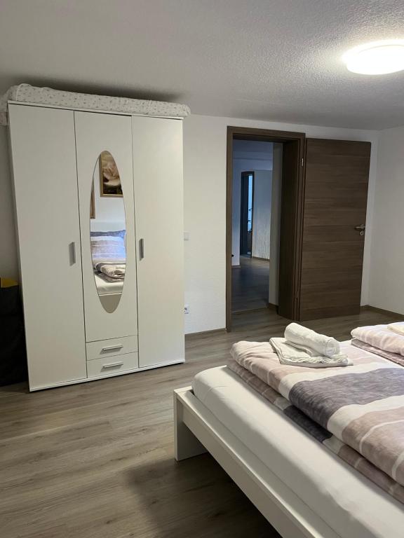 Postel nebo postele na pokoji v ubytování Schreiber-FeWo 01