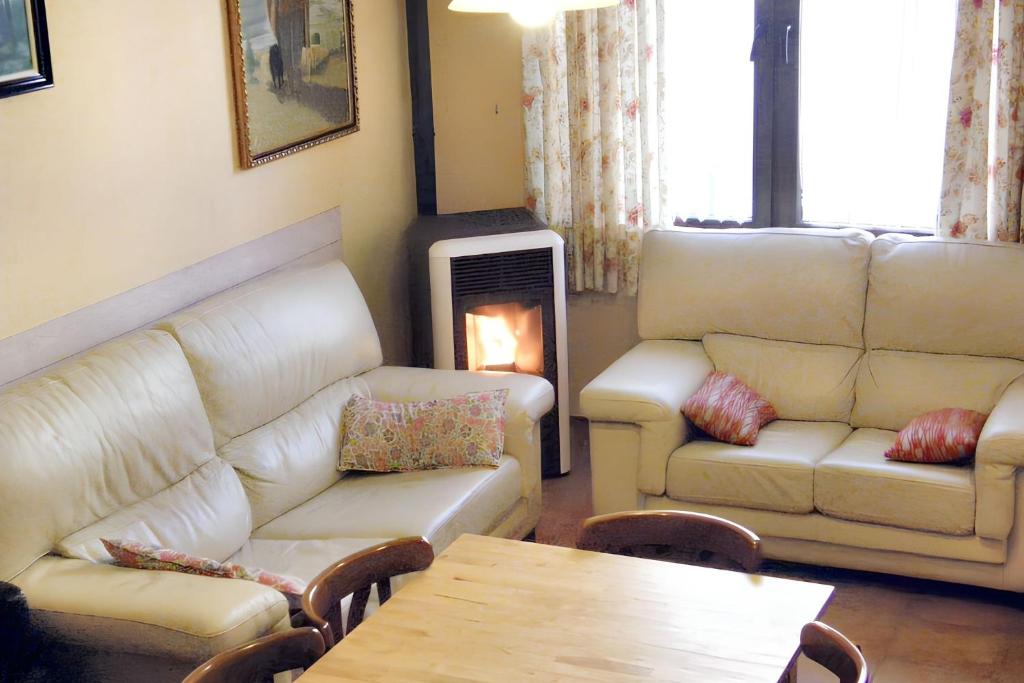 Posedenie v ubytovaní Warm House in Baños de Valdearados, Farm Close to Town