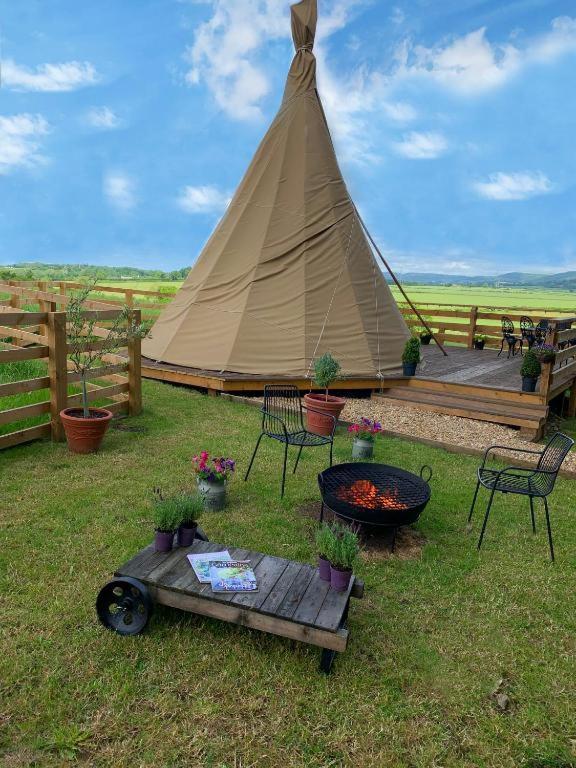 Fotografie z fotogalerie ubytování Burtree Country House, Tipi's, Treehouse & Lodge & house rooms with hot tubs in a private garden v destinaci Thirsk