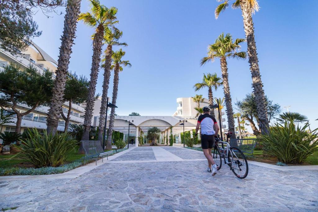 Jízda na kole v ubytování Eix Platja Daurada Hotel & SPA nebo okolí
