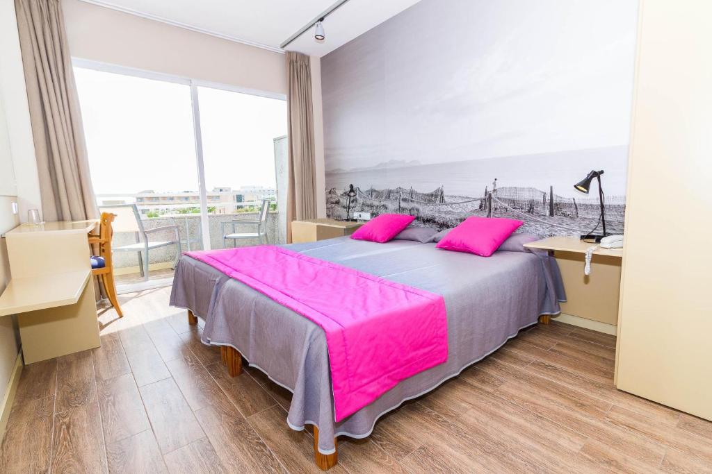 Postel nebo postele na pokoji v ubytování Eix Platja Daurada Hotel & SPA