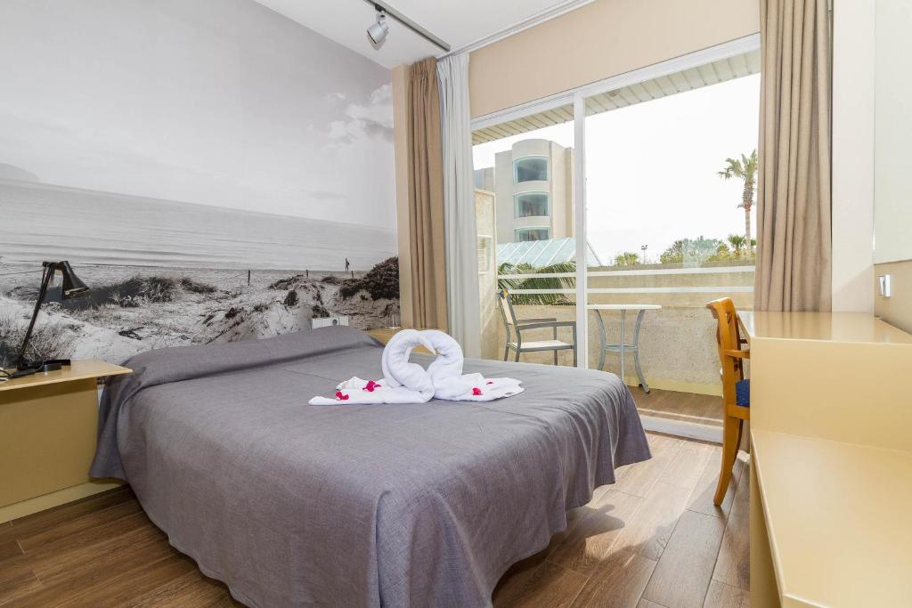 Postel nebo postele na pokoji v ubytování Eix Platja Daurada Hotel & SPA