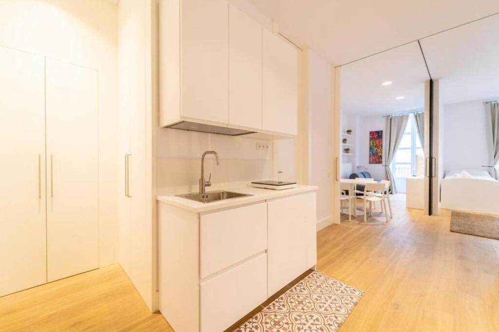 A kitchen or kitchenette at LovelyLoft Rafael 3