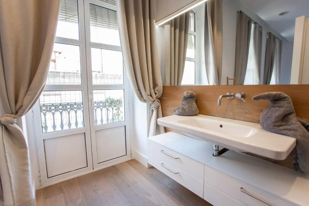 A bed or beds in a room at LovelyLoft Rafael 3