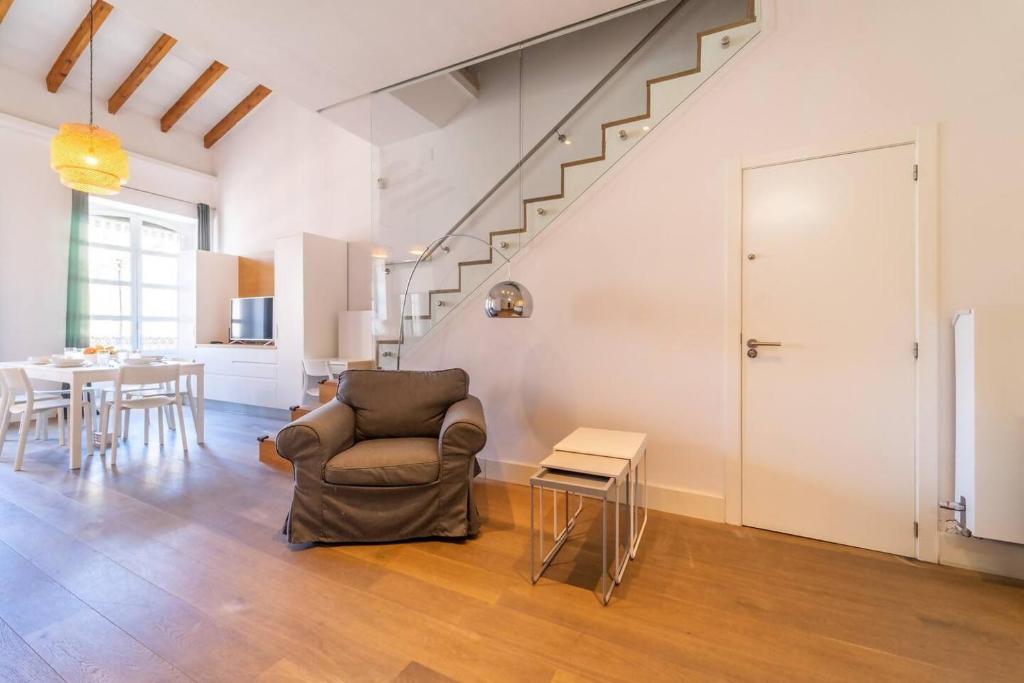 Posedenie v ubytovaní LovelyLoft Altamira Duplex