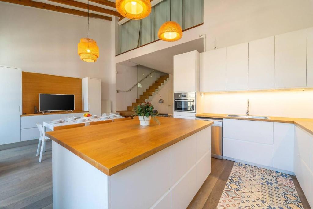 Kuchyňa alebo kuchynka v ubytovaní LovelyLoft Altamira Duplex