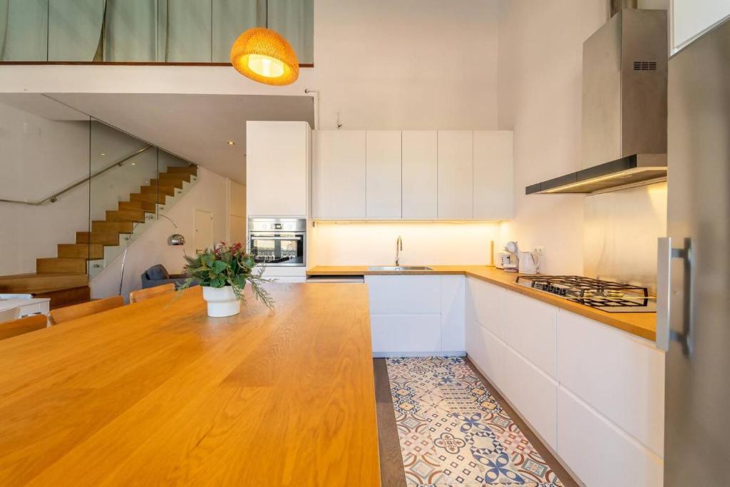 Kuchyňa alebo kuchynka v ubytovaní LovelyLoft Altamira Duplex