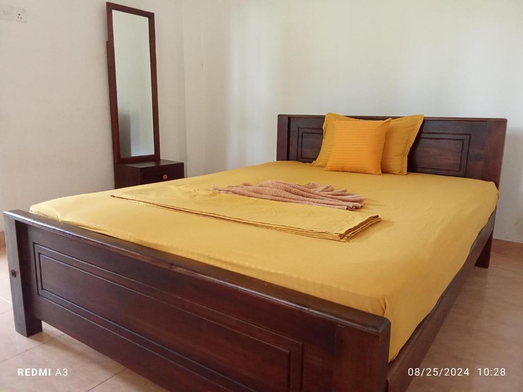 Postel nebo postele na pokoji v ubytování Diyawara Home Stay