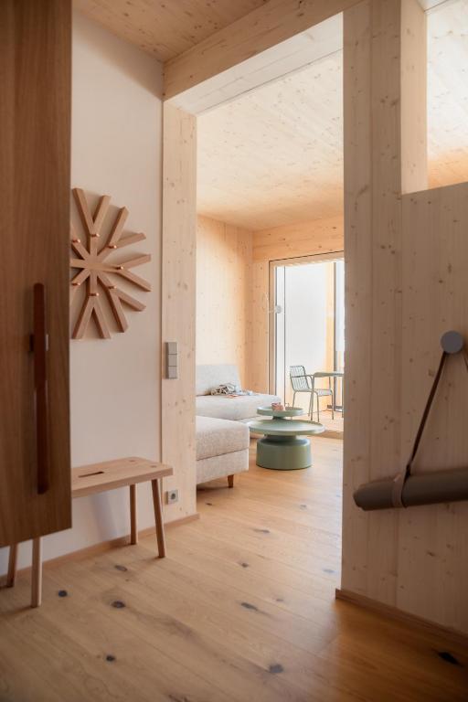 Postel nebo postele na pokoji v ubytování biYou Ecoquartier in den Bergen
