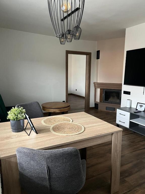 TV a/nebo společenská místnost v ubytování IQ Apartments