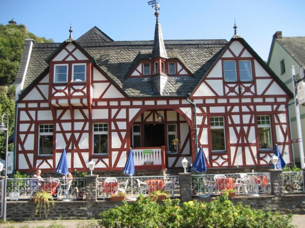 uma antiga casa na cidade de Genebra em Cafe-Konditorei-Pension Sander em Niederfell