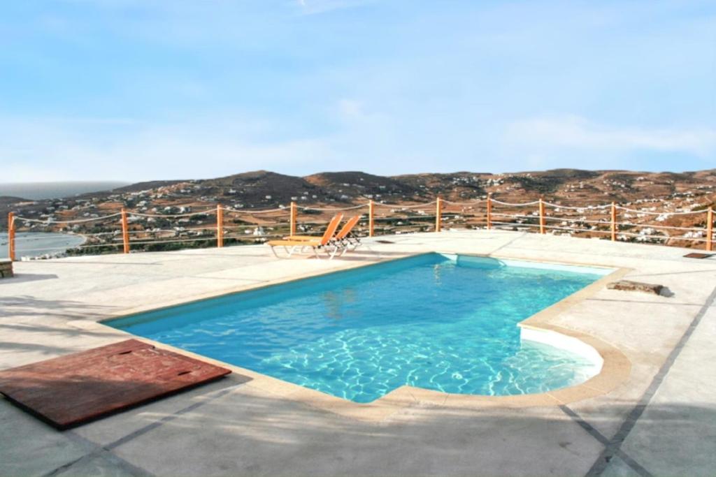 una piscina en un patio con vistas en Charming House in Paros, 90 m² with Shared Pool, en Parikia