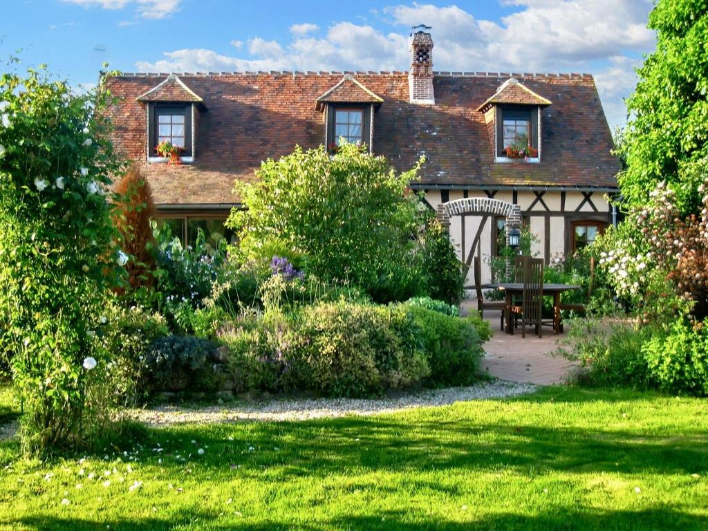 une maison ancienne avec un jardin en face dans l'établissement Maison charmante à Chéronvilliers, à Chéronvilliers