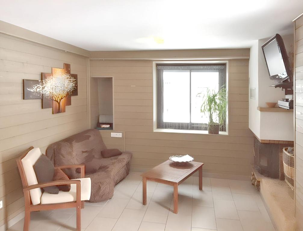 Μια τηλεόραση ή/και κέντρο ψυχαγωγίας στο Maison cosy à Cauterets avec vue sur les montagnes et jardin