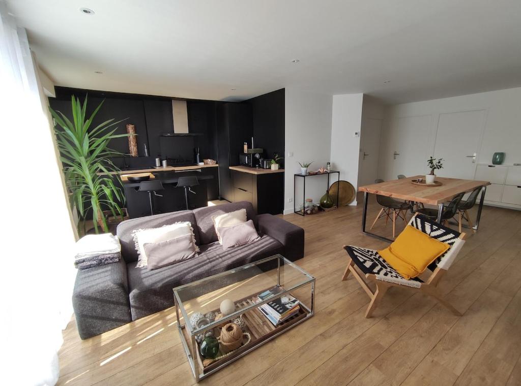 un salon avec un canapé et une table dans l'établissement Angers appart 65m2 proche centre ville, parking, à Angers