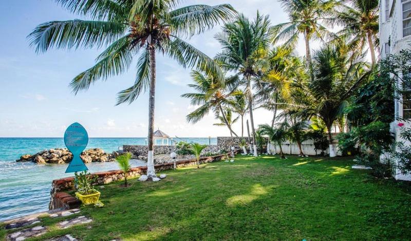 Idyllic Beachfront Condo - One-Bedroom Apartment With Sea View - Split Level
