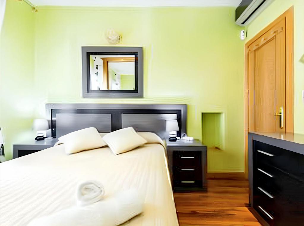 Postel nebo postele na pokoji v ubytování Cosy apartment in the heart of Madrid, 45m², with A/C