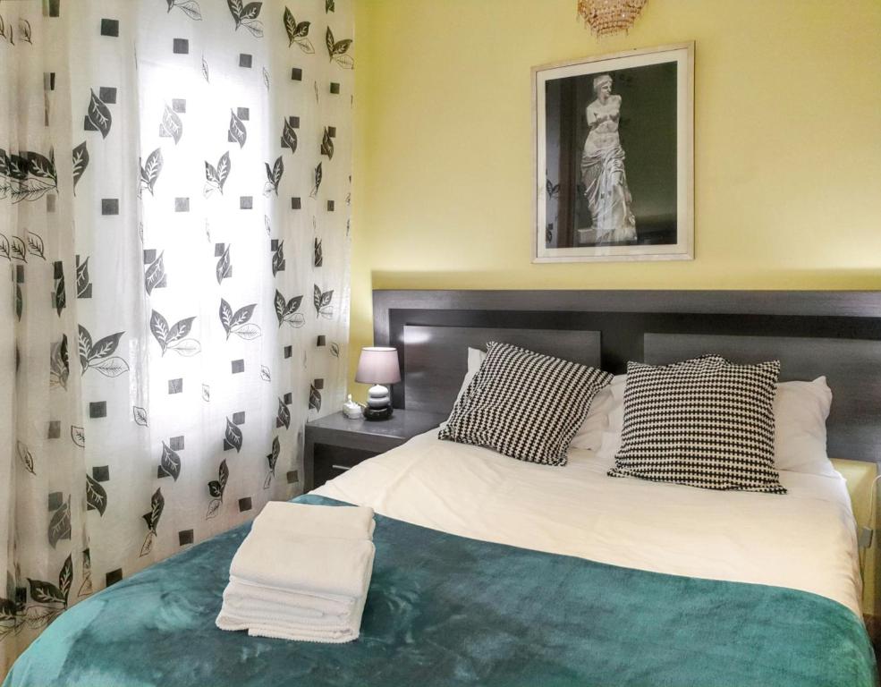 Postel nebo postele na pokoji v ubytování Cosy apartment in the heart of Madrid, 45m², with A/C