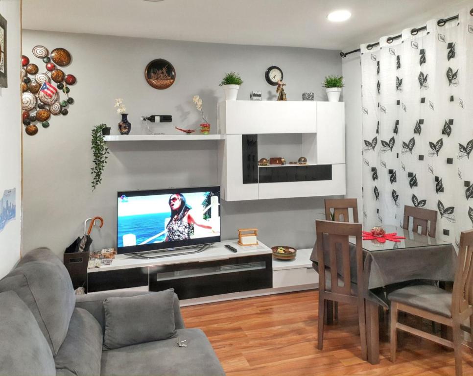 TV a/nebo společenská místnost v ubytování Cosy apartment in the heart of Madrid, 45m², with A/C