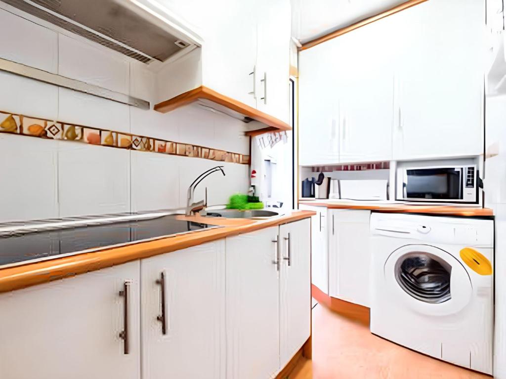 Kuchyň nebo kuchyňský kout v ubytování Cosy apartment in the heart of Madrid, 45m², with A/C