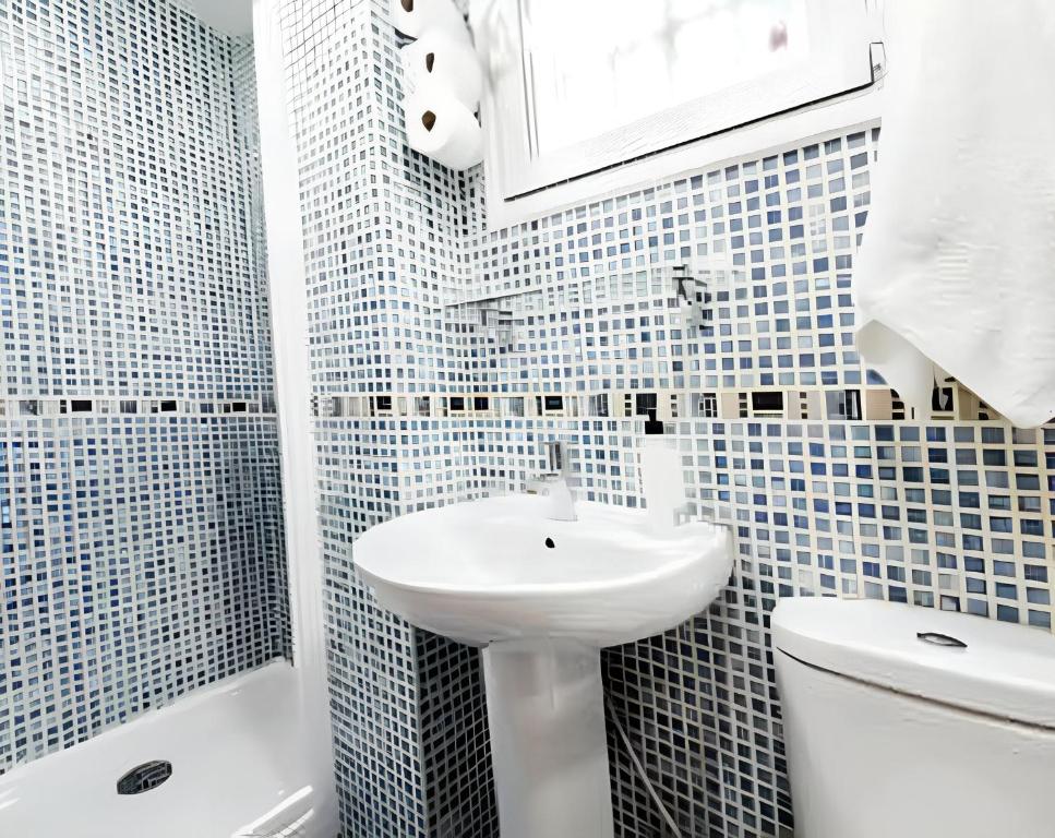 Koupelna v ubytování Cosy apartment in the heart of Madrid, 45m², with A/C