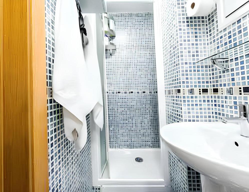 Koupelna v ubytování Cosy apartment in the heart of Madrid, 45m², with A/C