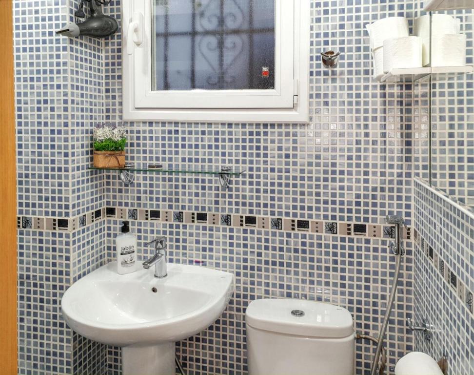 Koupelna v ubytování Cosy apartment in the heart of Madrid, 45m², with A/C
