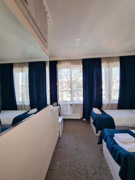 Postel nebo postele na pokoji v ubytování Tbilisi Stay Hotel