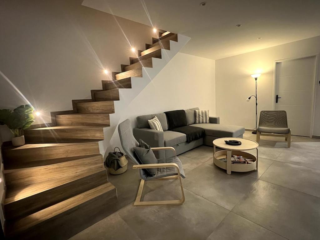 un salon avec un canapé et un escalier dans l'établissement Maison Familiale du Canal, à Boisset-lès-Montrond