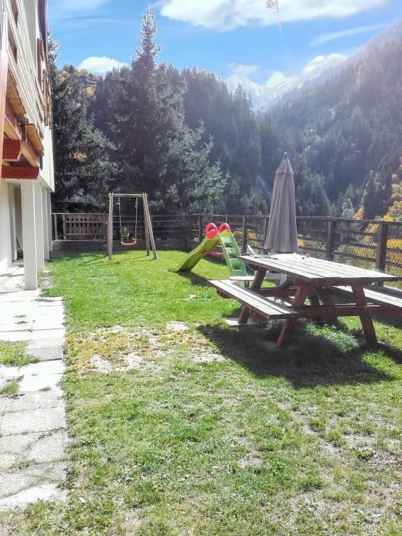 - une table de pique-nique avec un toboggan et une aire de jeux dans l'établissement Studio cosy à Saint-Jean-d'Arves 29 m² Vue montagne, à Saint-Jean-dʼArves