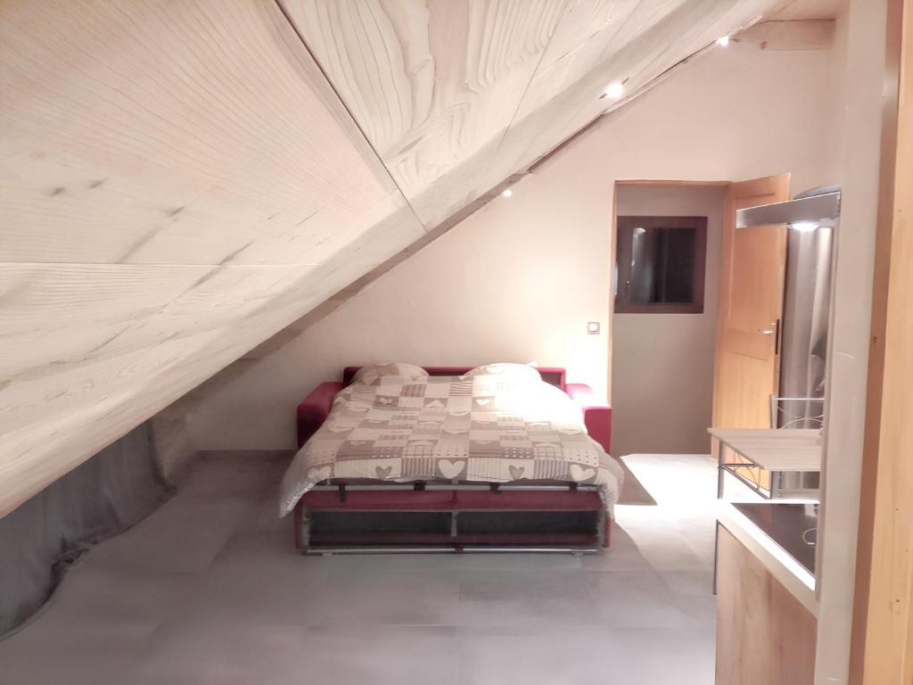 Ένα ή περισσότερα κρεβάτια σε δωμάτιο στο Studio cosy à Saint-Jean-d'Arves 29 m² Vue montagne