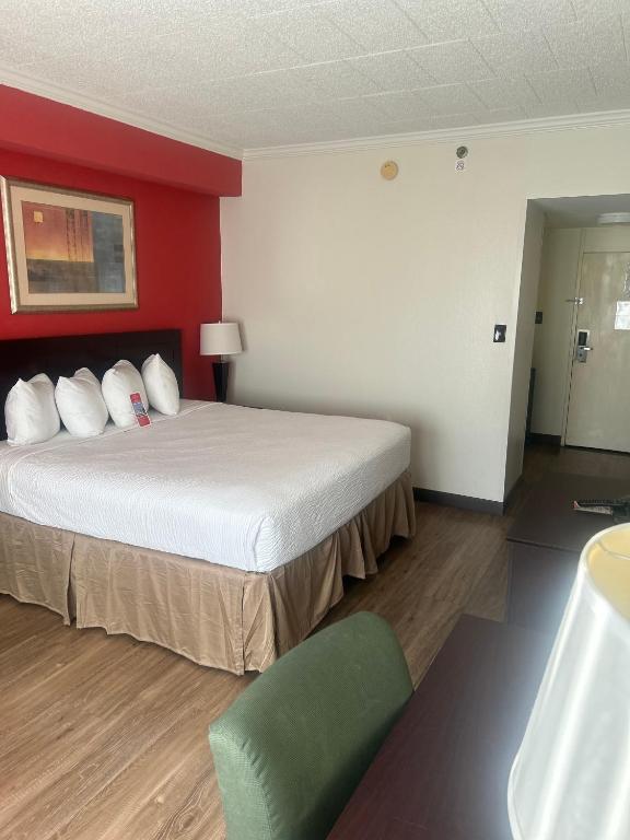 Postel nebo postele na pokoji v ubytování Ramada by Wyndham Newark/Wilmington