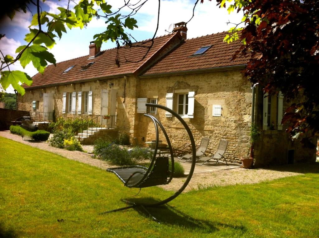 une sculpture dans l'herbe devant une maison dans l'établissement Entre Bourgogne et Morvan, à Saint-Rémy