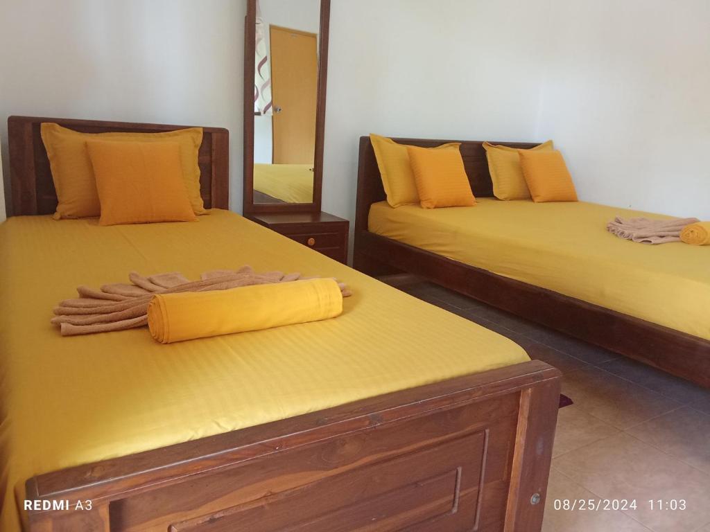 Postel nebo postele na pokoji v ubytování Diyawara Home Stay
