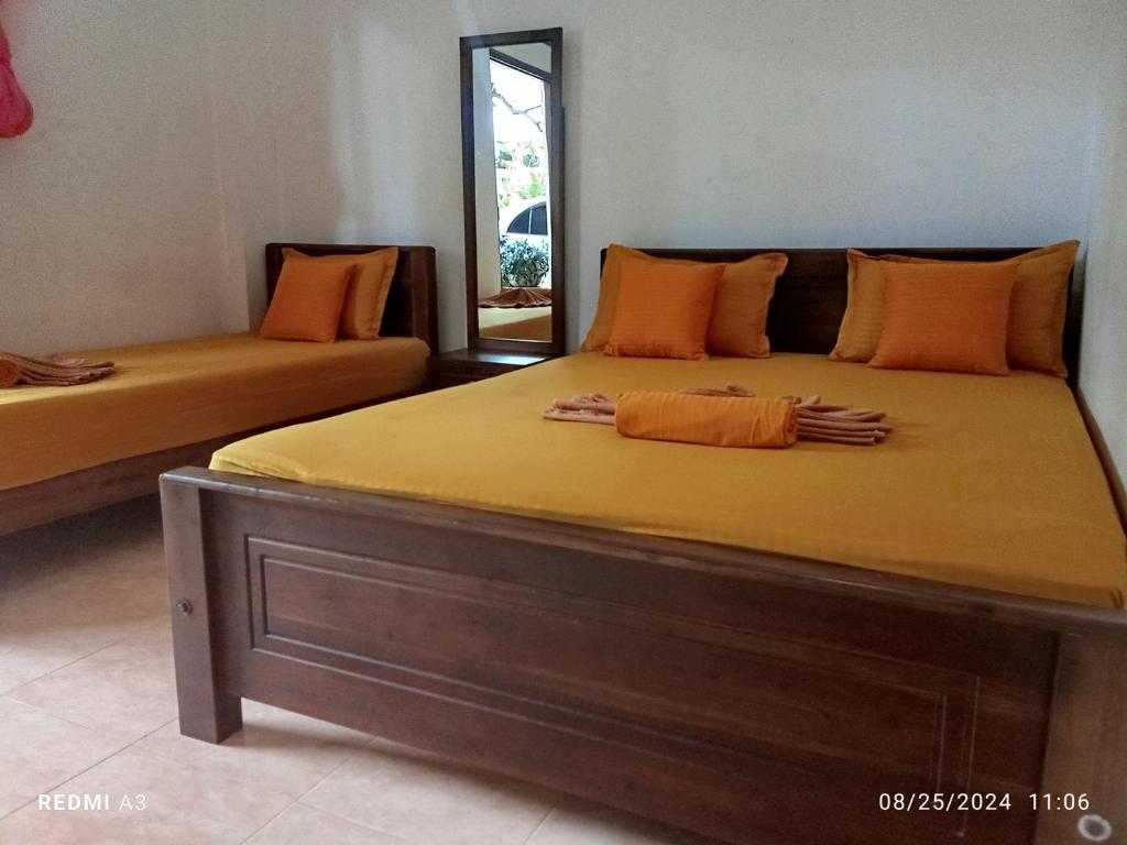 Postel nebo postele na pokoji v ubytování Diyawara Home Stay
