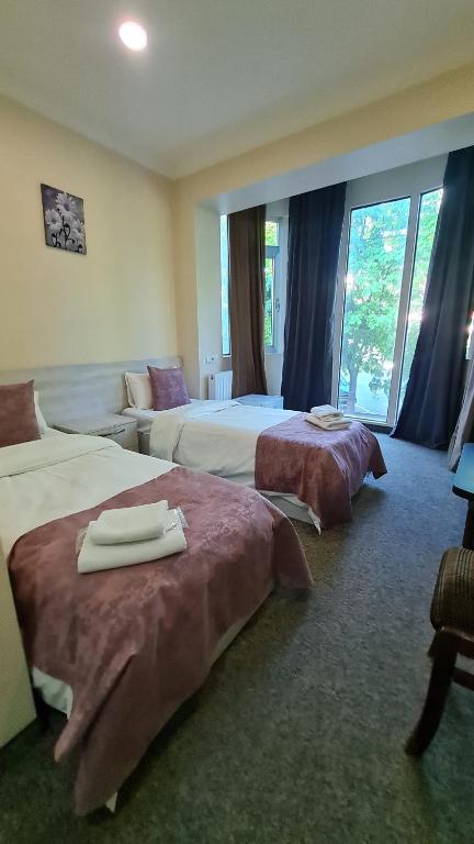 Postel nebo postele na pokoji v ubytování Tbilisi Stay Hotel