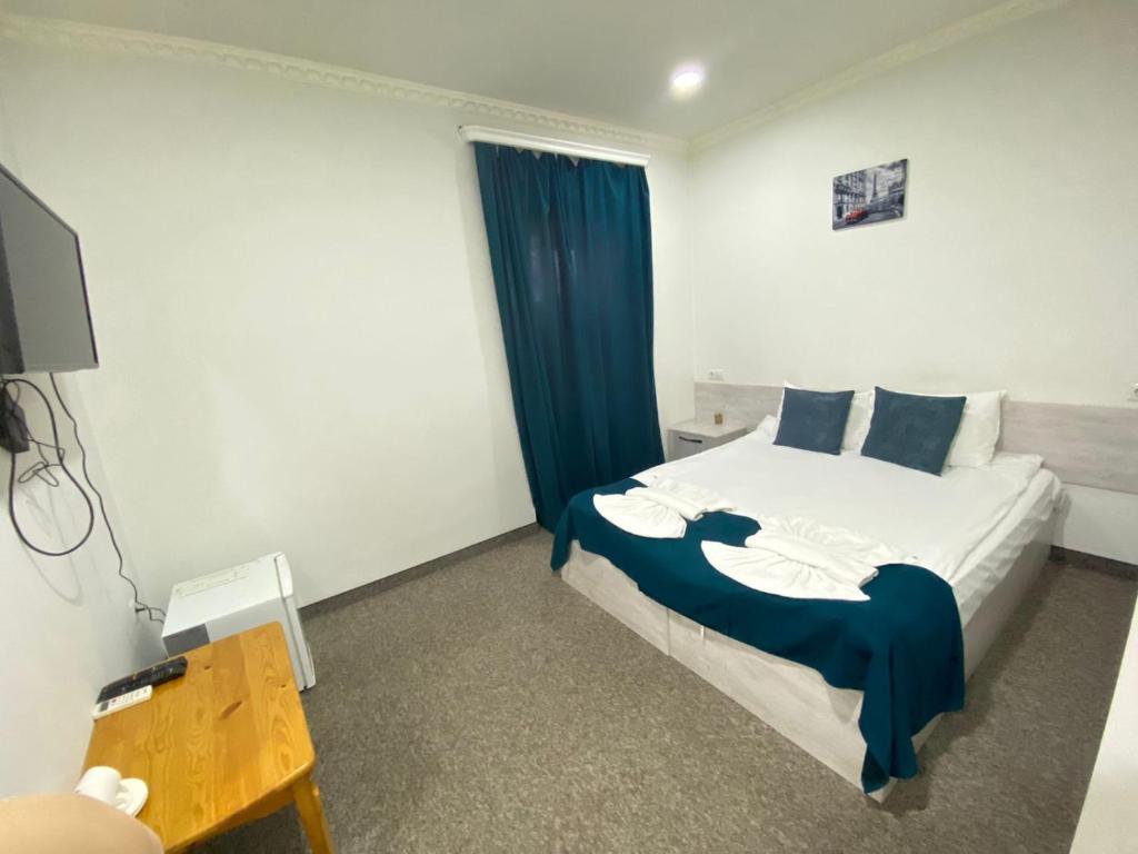 Postel nebo postele na pokoji v ubytování Tbilisi Stay Hotel