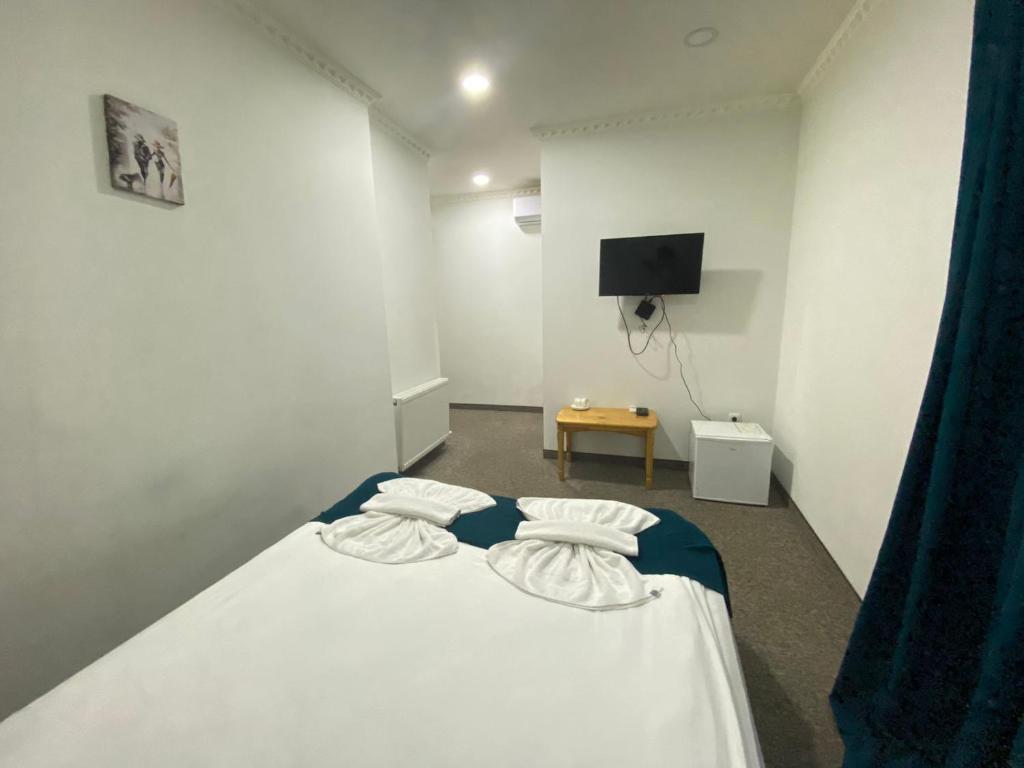 Postel nebo postele na pokoji v ubytování Tbilisi Stay Hotel