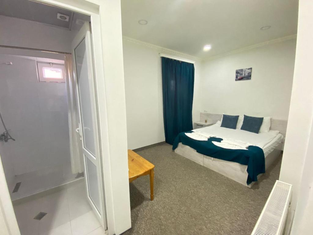 Postel nebo postele na pokoji v ubytování Tbilisi Stay Hotel