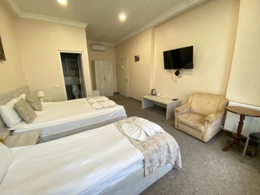 Postel nebo postele na pokoji v ubytování Tbilisi Stay Hotel