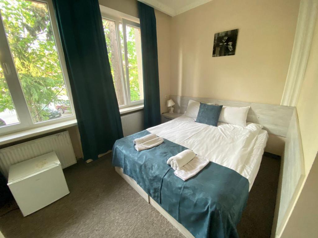 Postel nebo postele na pokoji v ubytování Tbilisi Stay Hotel