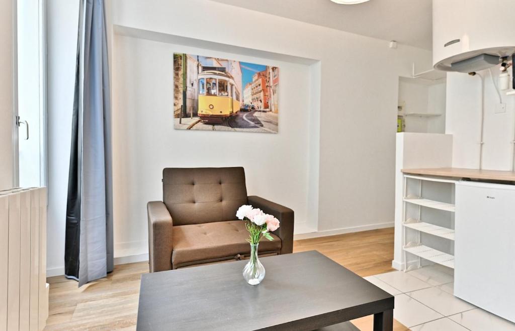 un salon avec une table et une chaise dans l'établissement Apartment near Mairie Paris 10ème - III, à Paris
