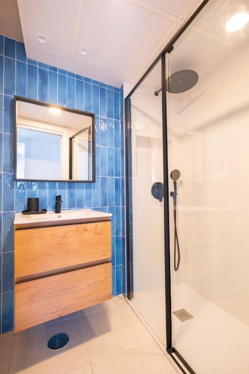 A bathroom at OLLETAS PARKING