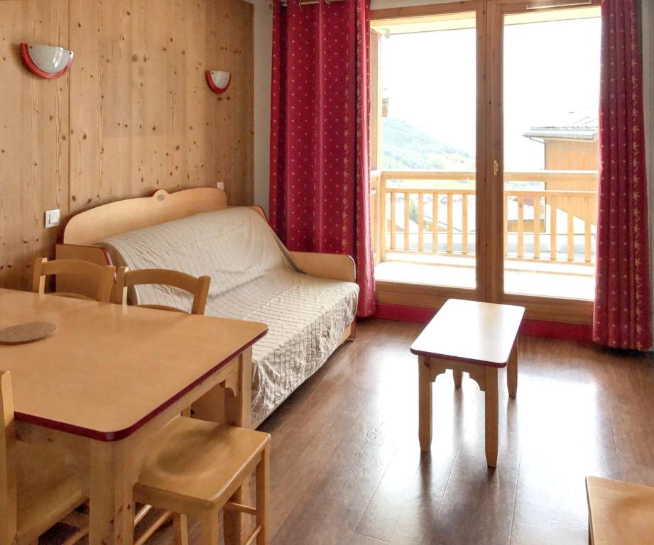 un salon avec un canapé et une table dans l'établissement Appartement cosy à Saint François Longchamp 35 m², à Saint-François-Longchamp