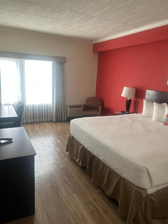 Postel nebo postele na pokoji v ubytování Ramada by Wyndham Newark/Wilmington