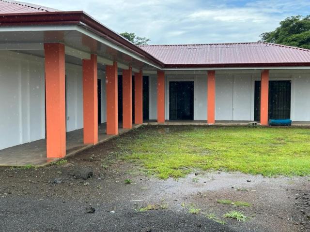 ein Gebäude mit orangefarbenen und weißen Säulen und einem Hof in der Unterkunft Casa playa vacaciones in Santa Cruz