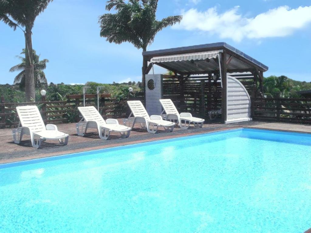 Bazén v ubytování Maison charmante à Sainte Anne avec piscine partagée nebo v jeho okolí