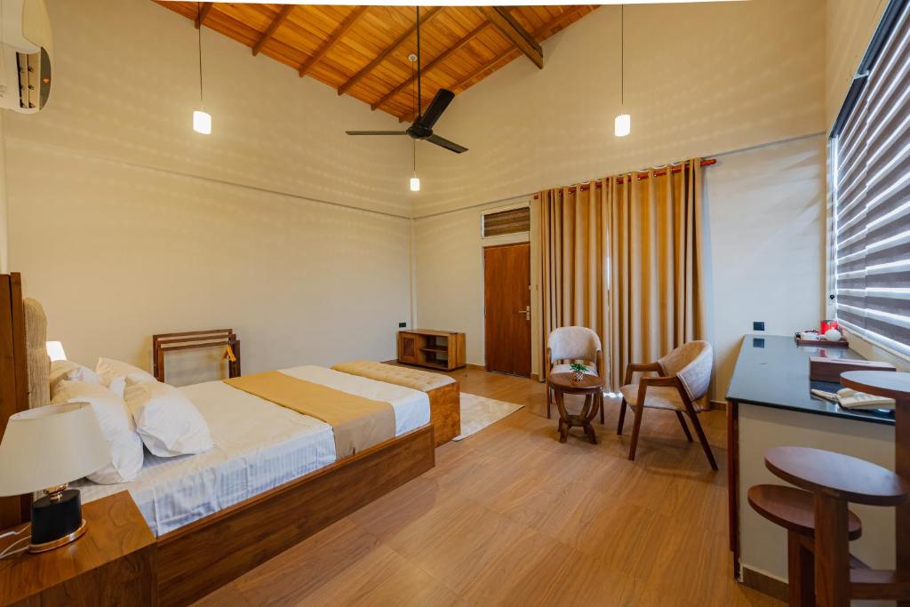 Postel nebo postele na pokoji v ubytování Ivory Resort Dikwella